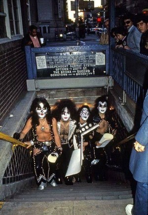  Kiss (NYC ) October 26, 1974 (Dressed to Kill bức ảnh shoot)