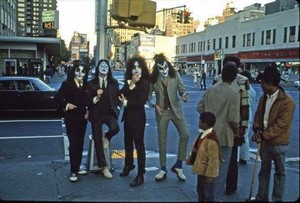  চুম্বন (NYC ) October 26, 1974 (Dressed to Kill ছবি shoot)