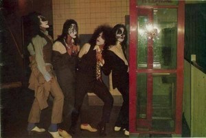  চুম্বন (NYC ) October 26, 1974 (Dressed to Kill ছবি shoot)