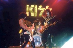  baciare ~St Louis, Missouri...November 7, 1974 (Hotter Than Hell Tour)