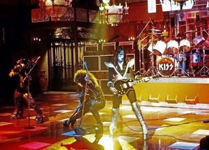  KiSS ~filming of Detroit Rock City for ABC's Paul Lynde Dia das bruxas Special....October 20, 1976
