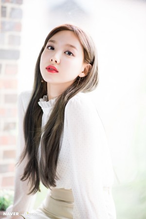  Nayeon "Feel Special" promotion photoshoot par Naver x Dispatch