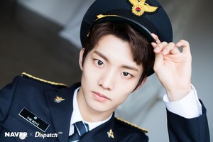  Q "Right Here" promotion photoshoot によって Naver x Dispatch