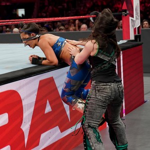  Raw 8/26/19 ~ Bayley vs Nikki 交叉, 十字架