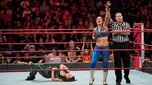  Raw 8/26/19 ~ Bayley vs Nikki 십자가, 크로스