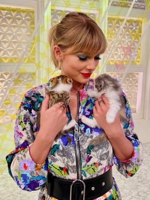 TAYLOR SWIFT AND TWO KITTENS