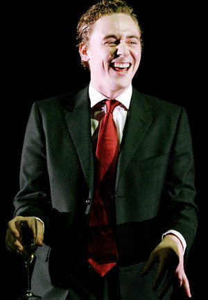  Tom Hiddleston as Posthumus-Cloten in Cheek سے طرف کی Jowl’s Cymbeline (2007)