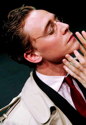  Tom Hiddleston as Posthumus-Cloten in Cheek 의해 Jowl’s Cymbeline (2007)