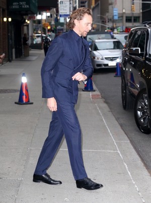  Tom Hiddleston at the Late tampil with Stephen Colbert September 16, 2019