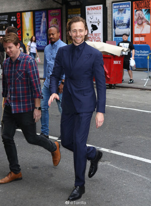  Tom Hiddleston at the Late tunjuk with Stephen Colbert September 16, 2019