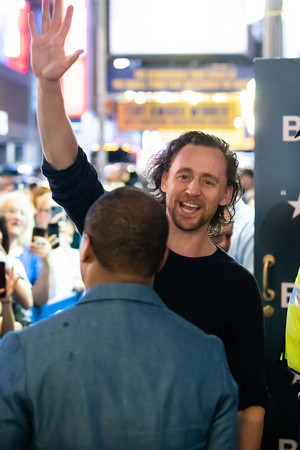  Tom Hiddleston with peminat-peminat at Stage Door - Bernard B Jacobs Theater in New York City (October 2, 2019)