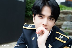  Younghoon "Right Here" promotion photoshoot によって Naver x Dispatch