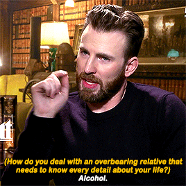  Chris Evans Solves Your Family Drama -Knives Out interview