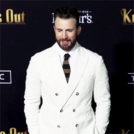  Chris Evans attends the premiere of “Knives Out” at Regency Village Theatre on November 14, 2019