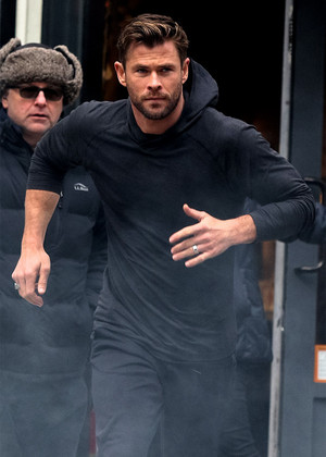  Chris Hemsworth filming a Hugo Boss commercial in New York City (December 6, 2019)