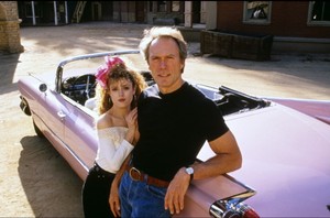  Clint Eastwood and Bernadette Peters in merah jambu Cadillac