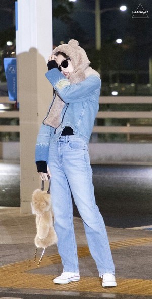  Jennie at ICN airport heading to Beijing for Gentle Monster