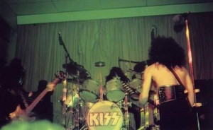  baciare ~London, Ontario, Canada...December 22, 1974 (Hotter Than Hell Tour)