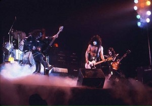  চুম্বন ~Long Beach, California...January 17, 1975 (Hotter Than Hell Tour)