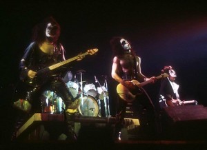  吻乐队（Kiss） ~Long Beach, California...January 17, 1975 (Hotter Than Hell Tour)