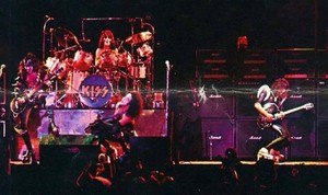  ciuman ~Long Island, New York...December 31, 1975 (Nassau Veterans Memorial Coliseum - Alive Tour)