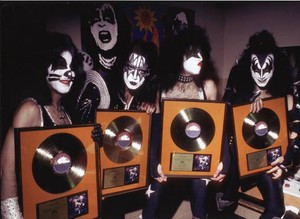  吻乐队（Kiss） ~Long Island, New York...December 31, 1975 (Nassau Veterans Memorial Coliseum - Alive Tour)