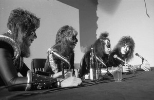  KISS (NYC) April 9, 1976 (Destroyer Foto Session-Press Conference Mothers Studio)