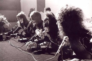  ciuman (NYC) April 9, 1976 (Destroyer foto Session-Press Conference Mothers Studio)
