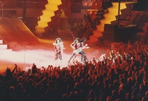  চুম্বন (NYC)...December 16, 1985 (Asylum World Tour - Madison Square Garden)