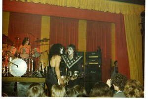  baciare ~Vancouver, British Columbia, Canada...January 9, 1975 (Hotter Than Hell Tour)