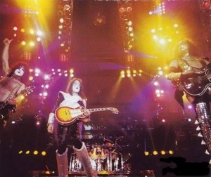  চুম্বন ~Zénith, Paris, France...December 2, 1996 (Alive Worldwide/Reunion Tour)