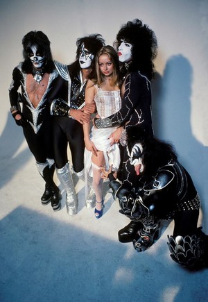  Kiss with étoile, star Stowe (NYC) April 9, 1976 (Destroyer photo Session-Press Conference Mothers Studio)