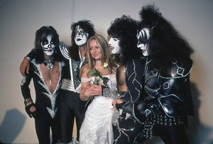  kiss with estrella Stowe (NYC) April 9, 1976 (Destroyer foto Session-Press Conference Mothers Studio)
