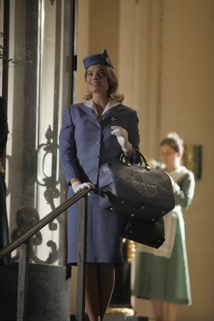  Margot Robbie as Laura Cameron in Pan Am - Pilot