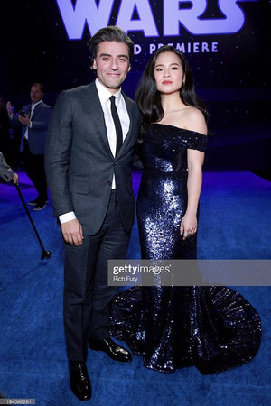  Oscar Isaac and Kelly Marie Tran - premiere of étoile, star Wars: The Rise Of Skywalker - December 16, 2019