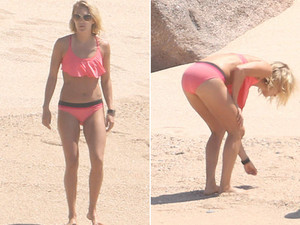  Carrie Underwood bikini