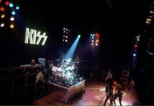  吻乐队（Kiss） ~Detroit, Michigan...January 26, 1976 (Cobo Hall - ALIVE Tour)