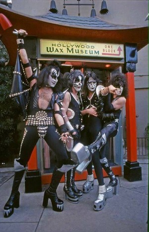  키스 ~Hollywood, California…February 24, 1976 (Grauman’s Chinese Theater)