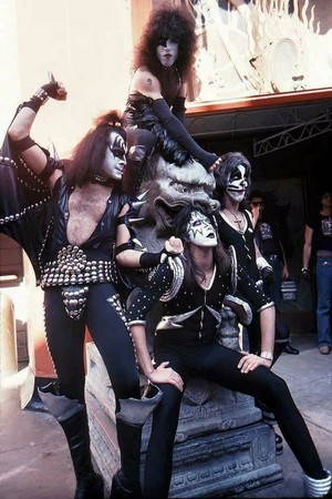  baciare ~Hollywood, California…February 24, 1976 (Grauman’s Chinese Theater)