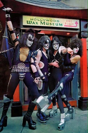  吻乐队（Kiss） ~Hollywood, California…February 24, 1976 (Grauman’s Chinese Theater)