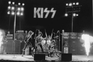 Kiss (NYC) March 21, 1975 (Dressed To Kill Tour-Beacon Theatre)