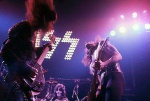  ciuman (NYC) March 21, 1975 (Dressed To Kill Tour-Beacon Theatre)