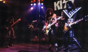  চুম্বন (NYC) March 21, 1975 (Dressed To Kill Tour-Beacon Theatre)