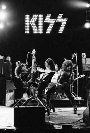  KISS (NYC) March 21, 1975 (Dressed To Kill Tour-Beacon Theatre)