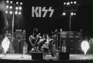  baciare (NYC) March 21, 1975 (Dressed To Kill Tour-Beacon Theatre)