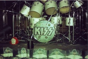  baciare ~Tokyo, Japan...April 4, 1977 Rock and Roll Over Tour)