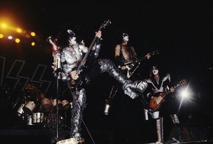  Ciuman ~Uniondale, New York...February 21, 1977 (Rock and Roll Over Tour)