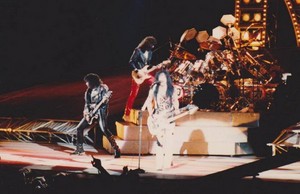  চুম্বন ~Uniondale, New York...January 30, 1988 (Crazy Nights Tour)