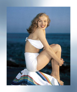  Marilyn Monroe modeling white bikini