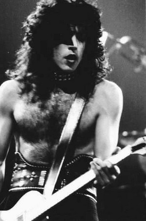  Paul (NYC) March 21, 1975 (Dressed To Kill Tour-Beacon Theatre)